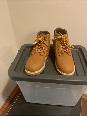 New Men's Tan Chukka Boots — Lace-Up Casual Comfort. Size 6 Medium